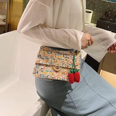 

On the new ins super fire woolen bag female 2019 new Korean version of the wild single shoulder slung fashion chain small square bag