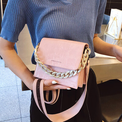 

Retro small bag female 2019 Korean version of the new wave Hong Kong wind crocodile pattern wild small square bag wide shoulder strap Messenger bag