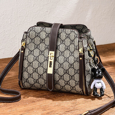 

Ins Super Fire Female Baitao Korean version of retro recreational small square bag with one shoulder slanting adjustable