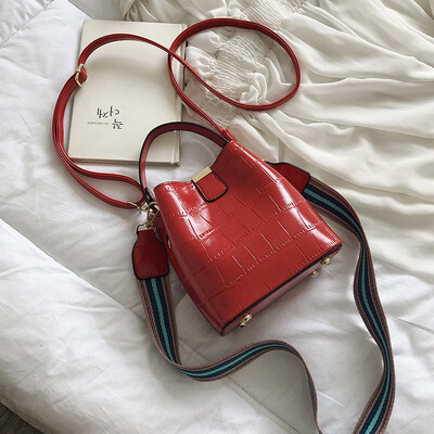 

Summer crocodile handbag ins texture womens bag new 2019 Joker wide shoulder shoulder slung bucket bag