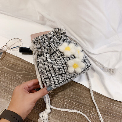 

2019 new fashion lattice crossbody bag little fairy wild temperament shoulder bag Sen cute flower bucket bag