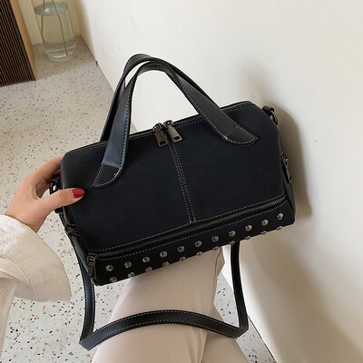 

Womens bag 2019 new vintage rivets portable Boston bag Korean version of matte Joker shoulder Messenger bag