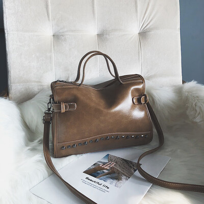 

New bag female 2018 new wave Korean version of the wild fashion portable autumn&winter retro large capacity texture Messenger bag