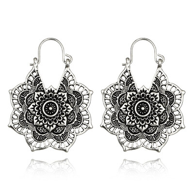 

1 Pair Vintage Ethnic Style Metal Openwork Flower Flower Earrings Bohemian Carved Earrings