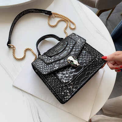 

Qiao Bani 2019 new European&American style fashion street beat snake pattern BV snake head flip cover bag shoulder shoulder diagonal female bag