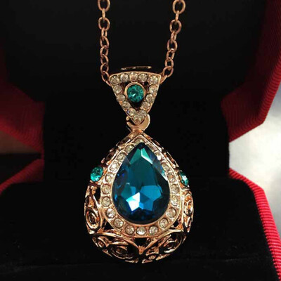 

Diamond Ear Necklace Best Accessory Two-piece Pattern Hollow Insert Crystal Nails Accessories Suit Creative