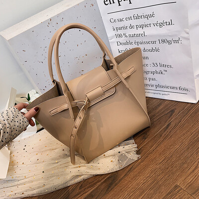

Qiao Bani 2019 new European&American style fashion simple street shooting stitching wings bag shoulder shoulder diagonal tide handbag