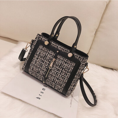 

Small bag female 2019 new wave Korean version of the wild Messenger shoulder shoulder fashion casual shopping bag shaped woolen small square bag