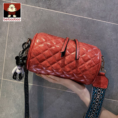

On the new bag women 2019 new texture fashion shoulder pillow bag foreign gas Joker slung bucket bag