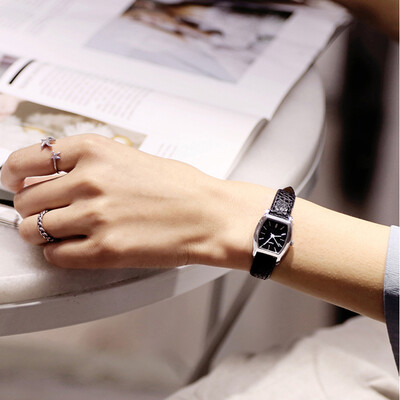 

Watch female middle school college wind art atmosphere small fresh wild girl small dial retro cold wind compact