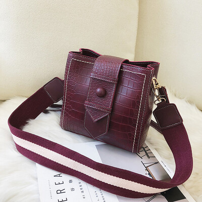 

Vintage bag female 2019 new Korean fashion wild crocodile pattern casual wide shoulder strap shoulder slung bucket bag