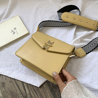 

Qiao Bani 2019 new Korean version of the fashion Dongdaemun simple lock buckle ribbon flip bag shoulder diagonal female bag tide