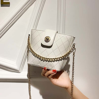 

Fairy foreign small bag 2019 popular new wave Korean version of the wild Messenger bag Lingge embroidery line chain bucket bag