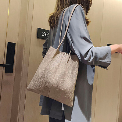 

Ins super fire bag female bag new 2019 Korean version of the tide fashion simple wild large capacity crocodile pattern shoulder bag