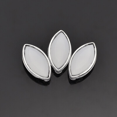 

Sew on Taiwan Acrylic Silver Plated Garment Accessories Horse Eye White 17x9x6mm Hole 1mm