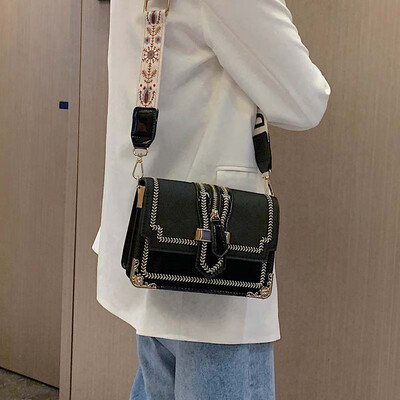 

On the new chic retro bag female 2019 new Korean version of the fashion wild scrub wide shoulder slung small square bag