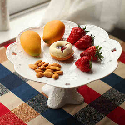 

Наслаждайтесь Цзиндэчжэнь керамической высокой фруктовой тарелкой Европейский белый белый рельеф десерт торт торт фрукты пластины