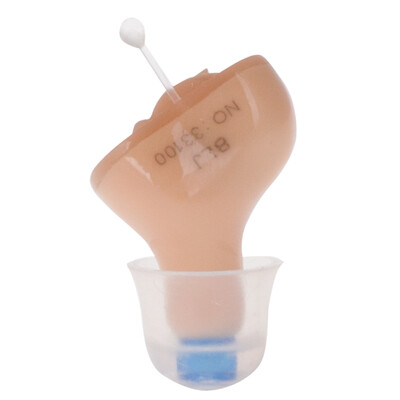 

Состояние пожилого уха с невидимым неперезаряжаемым слуховым аппаратом MCIC левое ухо