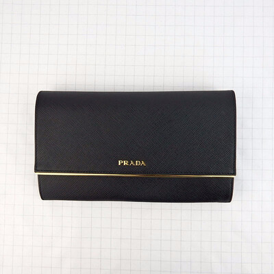 

Portafoglio con fibbia in metallo con croce nera a grana PRADA