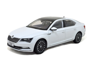 

масштаб 1:18 Skoda SuperB 2015 Diecast модель автомобиля белый
