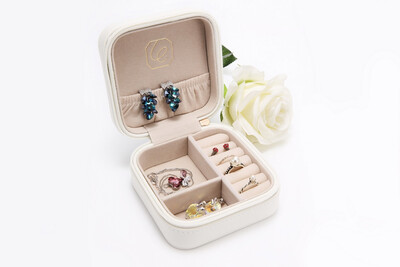 

LELADY Portable Faux Leather Jewelry Box Holder for Earrings Rings Necklaces Gifts for Women Mini Size