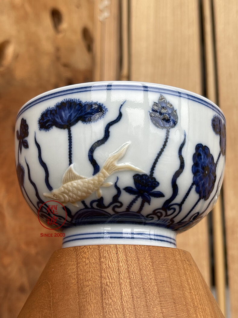 景德镇 春风祥玉 邹俊窑制 青花堆雕火石红鱼草 内画 品茗杯【图片