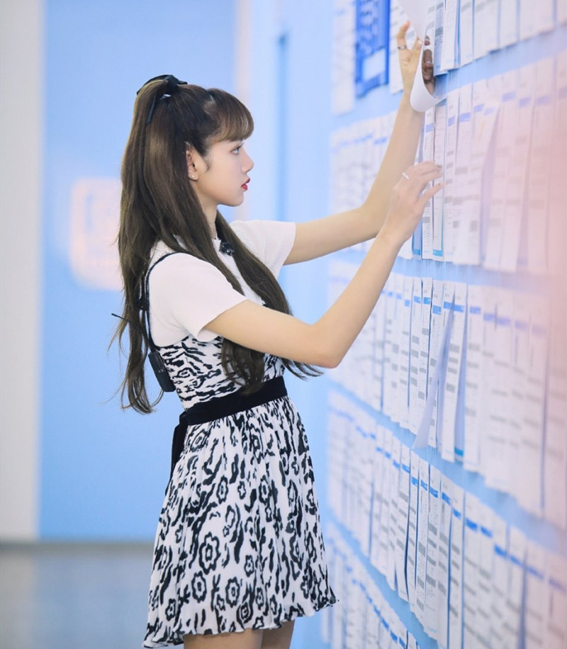 青春有你2lisa新款2020夏季新款印花吊带裹胸小碎花连衣裙女韩版 t恤