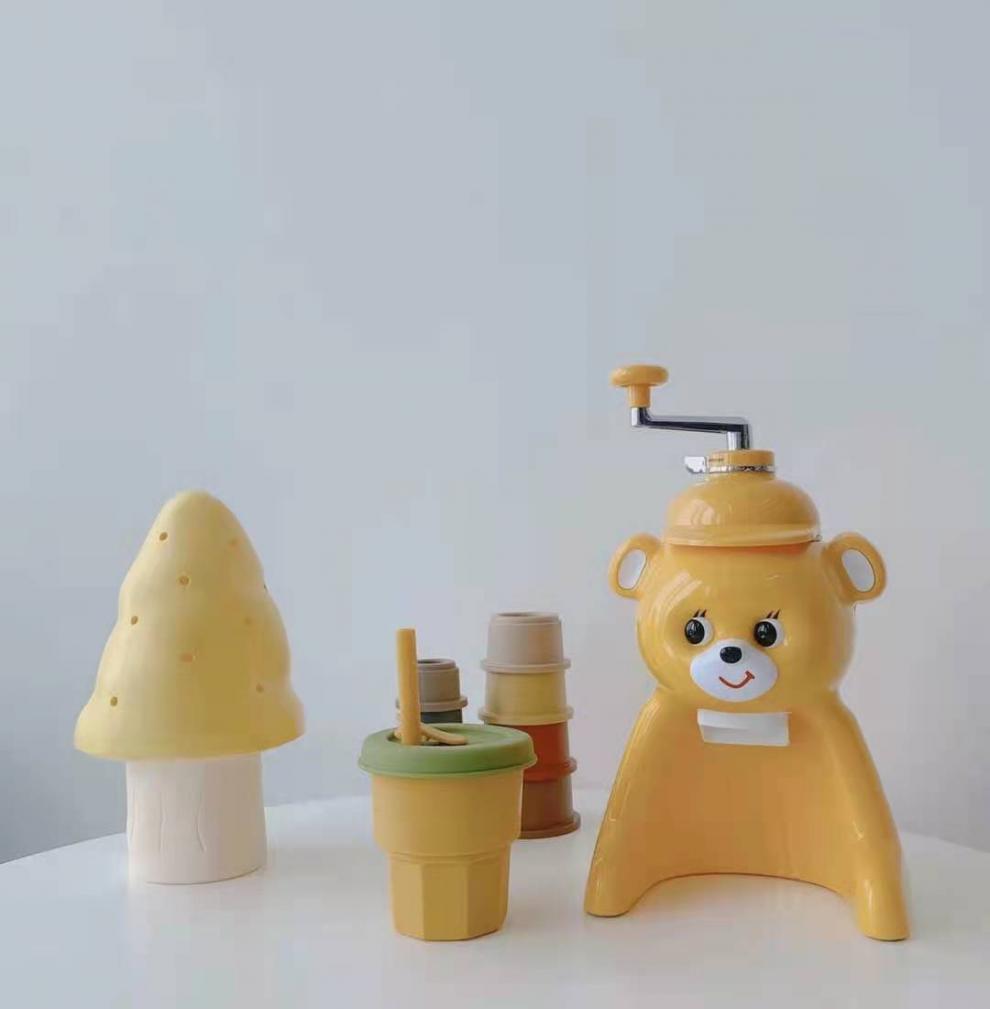 小熊刨冰机定制日本同款小熊刨冰机儿童家用碎冰手动冰沙卡通绵绵冰机