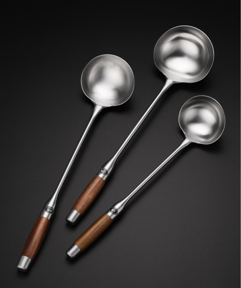 不锈钢炒勺饭店厨师商用炒菜勺子大号长柄老式汤勺木柄分菜勺10两炒勺