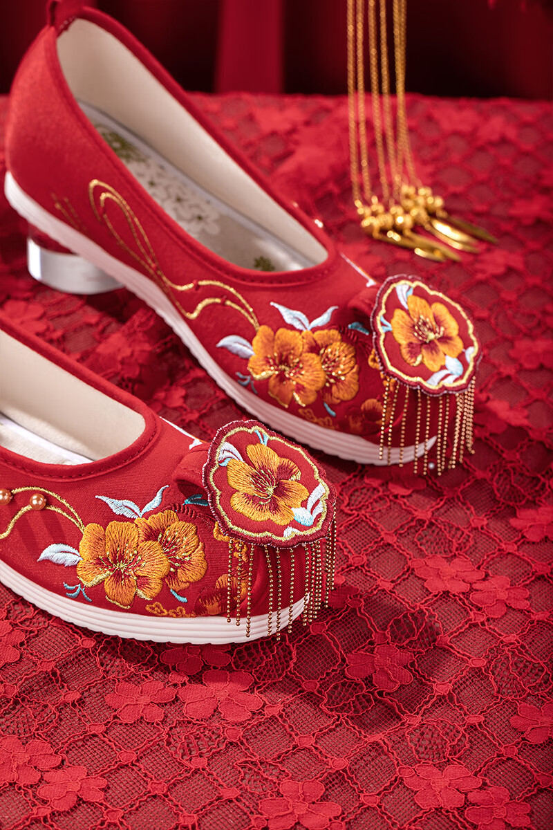 民族风中式红色刺绣流苏珍珠布鞋老北京古风苏圆头秀禾新娘鞋婚鞋
