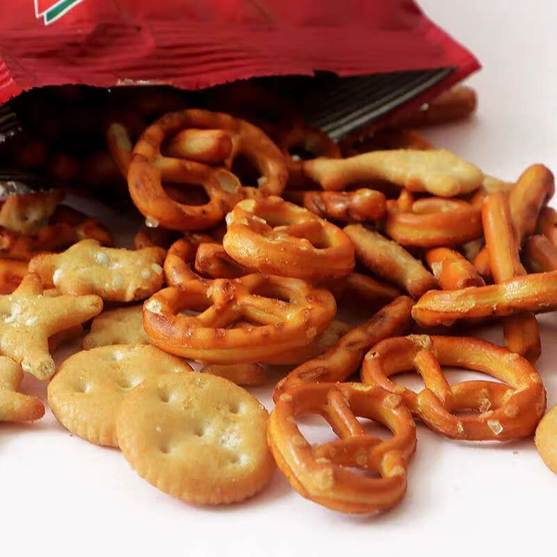 劳仑兹进口饼干德国结碱水代餐零食摆件休闲食品小吃蛋糕装饰饼干德国