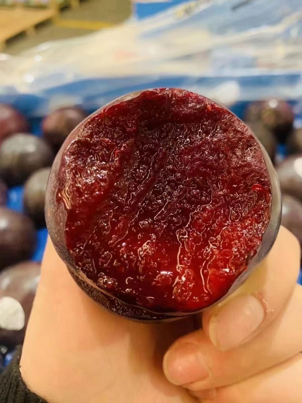 顺丰澳洲胭脂女王李恐龙蛋血丝李红肉皇后红心李新鲜水果1斤