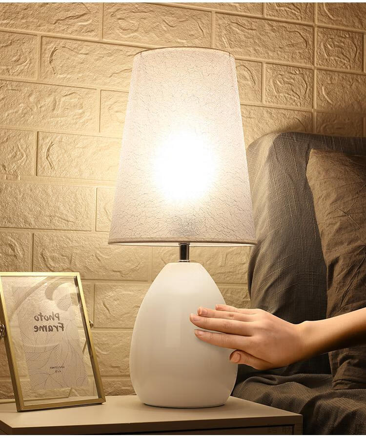现代简约温馨创意复古触摸床头柜床头灯床头柜灯台灯白绒布三档调光暖