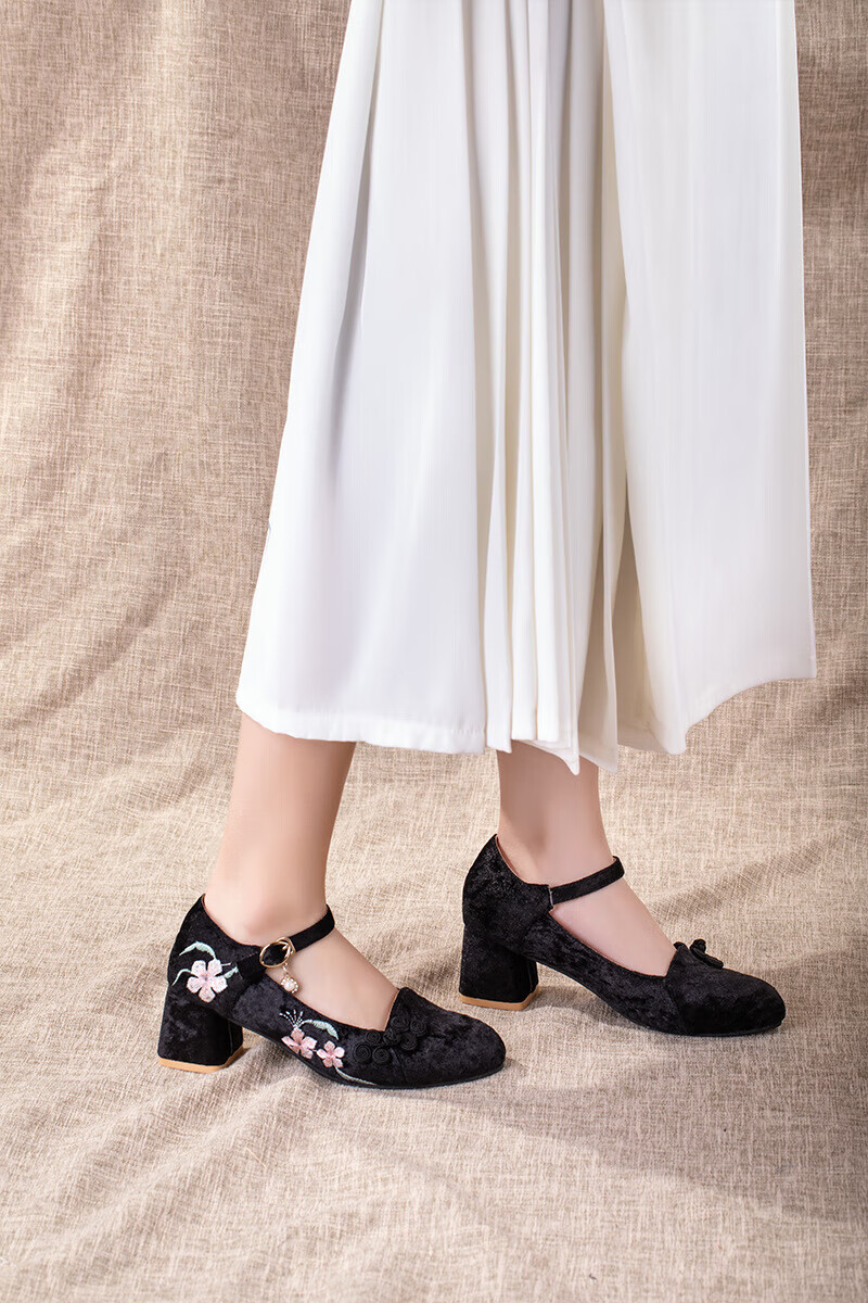 配旗袍的鞋子 秋冬绣花高跟鞋女玛丽珍女鞋民国风尖头配汉服布鞋 白色