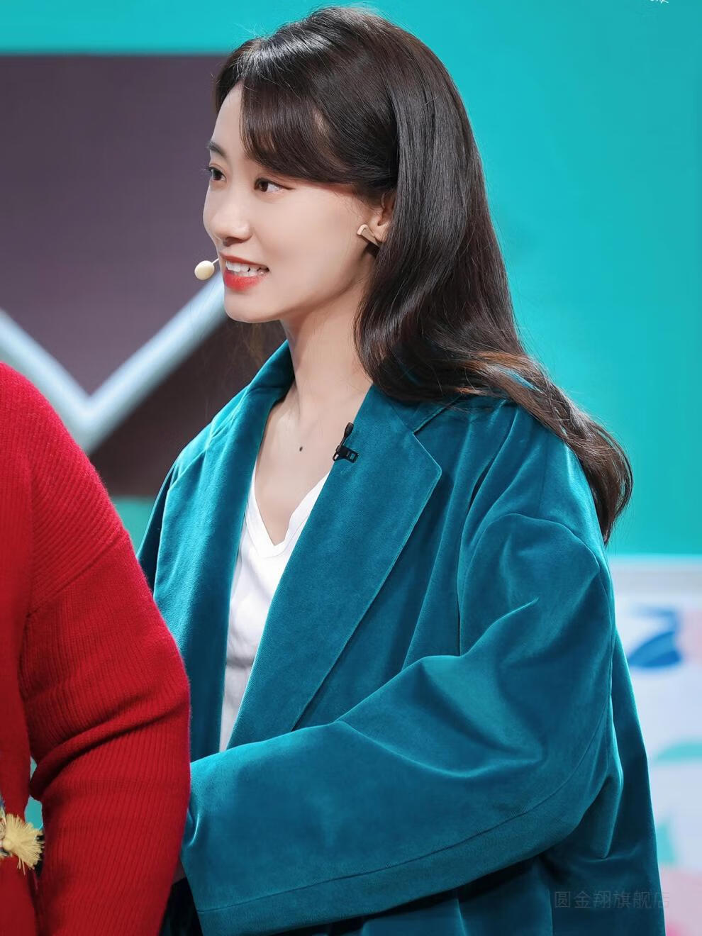 张小斐同款大衣2022央视春晚张小斐同款衣服丝绒西装外套大衣春节联欢