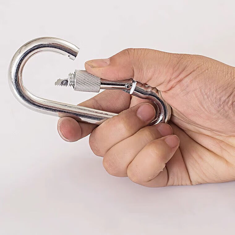 医院通报“新生儿转送至病房途中坠落骨折”：因护工未将转运推车护栏锁扣锁紧致挡板弹开已对相关人员进行停职处理