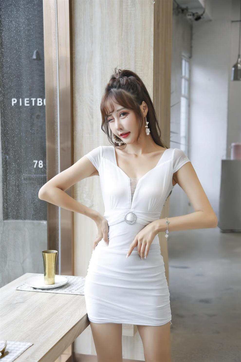 夜塲性感连衣裙春装夏天穿的莲依群低胸女装深v露肚包臀短裙名媛气质