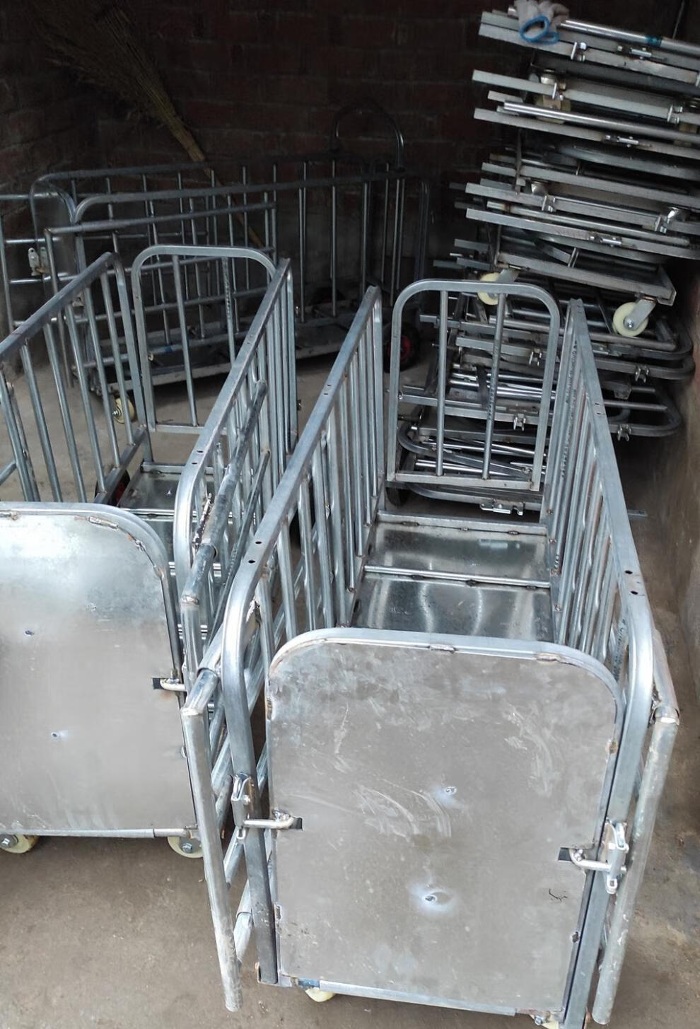 抓猪笼子卖猪笼上车款养殖装猪铁猪笼不锈钢带轮多功能装车猪笼