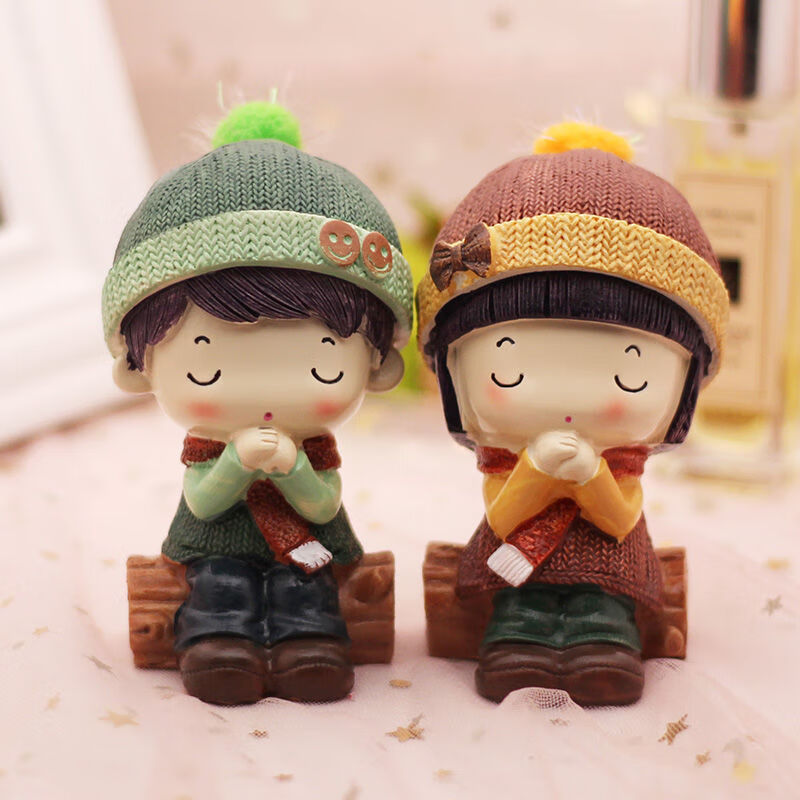 情侣娃娃摆件创意爱情一对可爱卡通公仔学生书桌面家居装饰品摆设d款