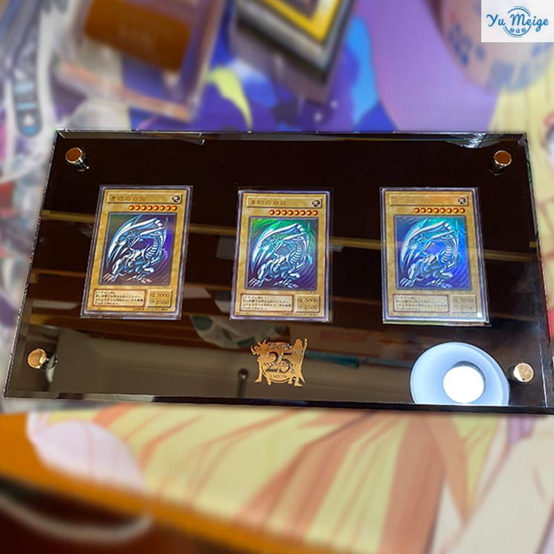 新款游戏王20周年收藏纪念青眼白龙25周年三联卡砖展示牌可立diy
