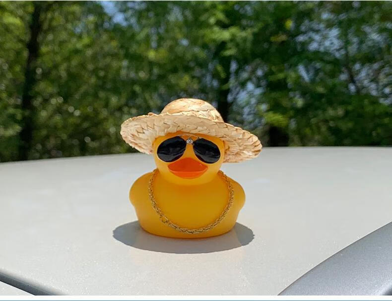 网红带头盔小黄鸭竹蜻蜓车内装饰品靓派小黄鸭社会款送头盔墨镜项链