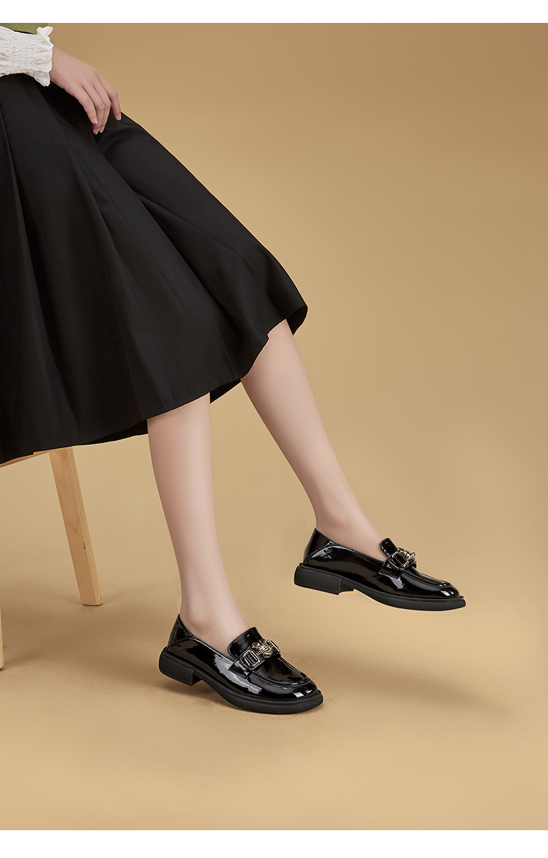 意尔康女鞋皮鞋女2021新款秋季单鞋漆皮圆头套脚小皮鞋女中跟时尚马衔