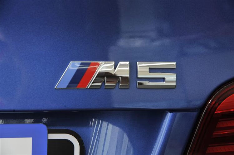 适用于宝马m车标3系5系x1x3x4x5x6车贴改装m4 m5字标后尾标m3装饰贴