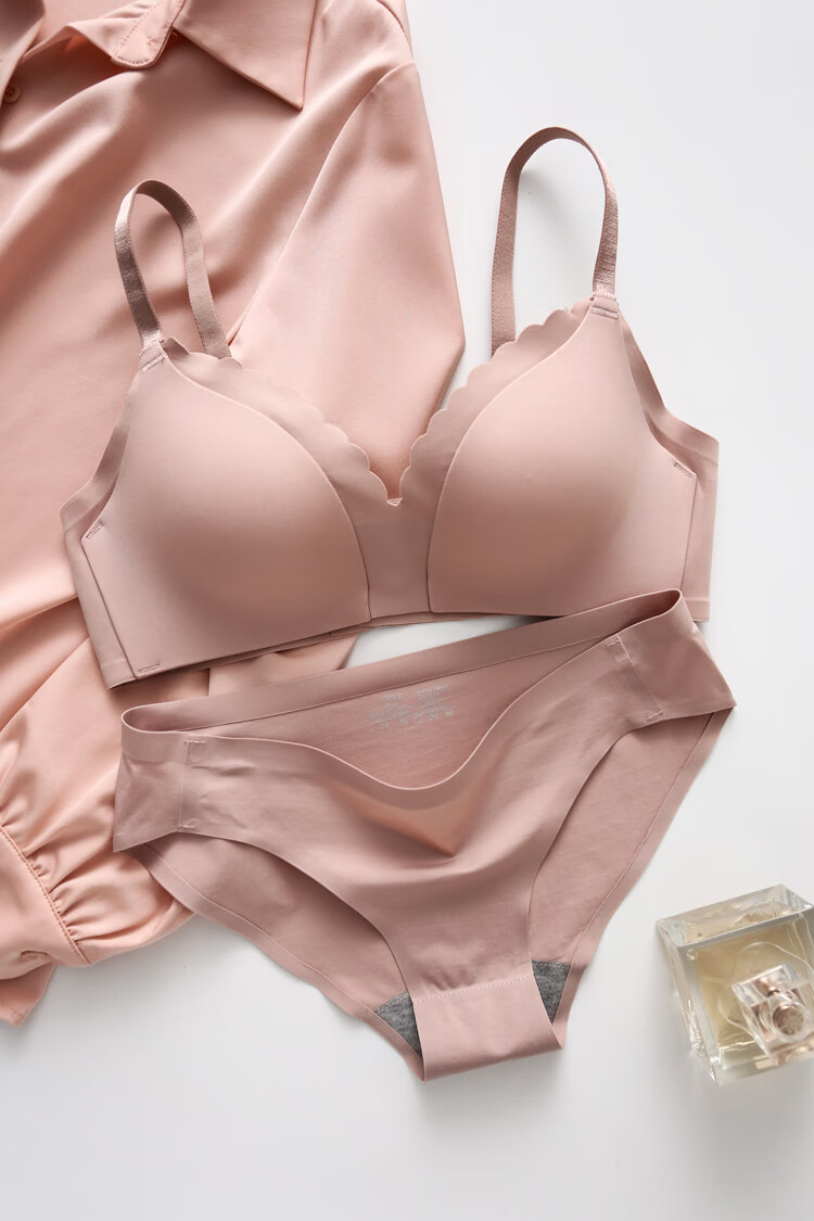 仙黛尔无痕内衣无钢圈舒适光面小胸聚拢收副乳防下垂文胸套装奶白色s