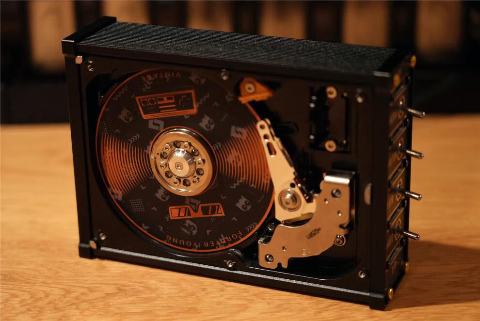 em废旧硬盘的涅盘重生rgb蓝牙卡点音响桌面摆件钢铁男友礼物铺麦吉