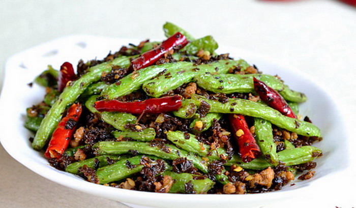 可以做扣肉,包子餡,麵食作料,其他乾煸菜類的配菜作料,芽菜炒肉末一般