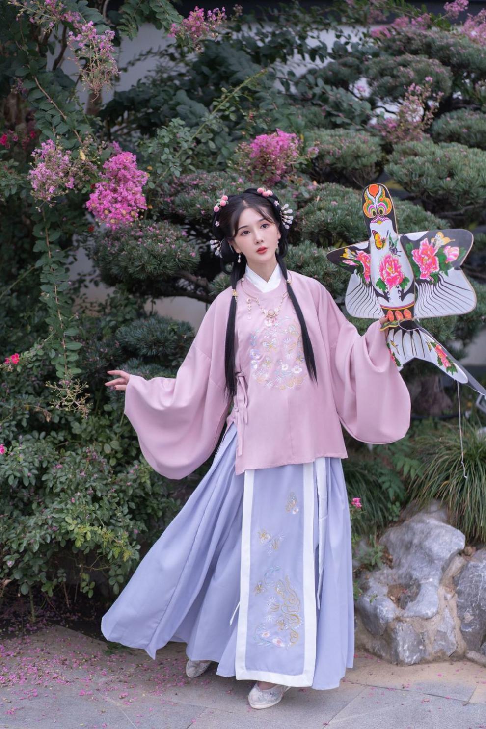 候七爷青衣初见原创【小桃冰茶】明制圆领大襟汉服女琵琶袖刺绣褶裙