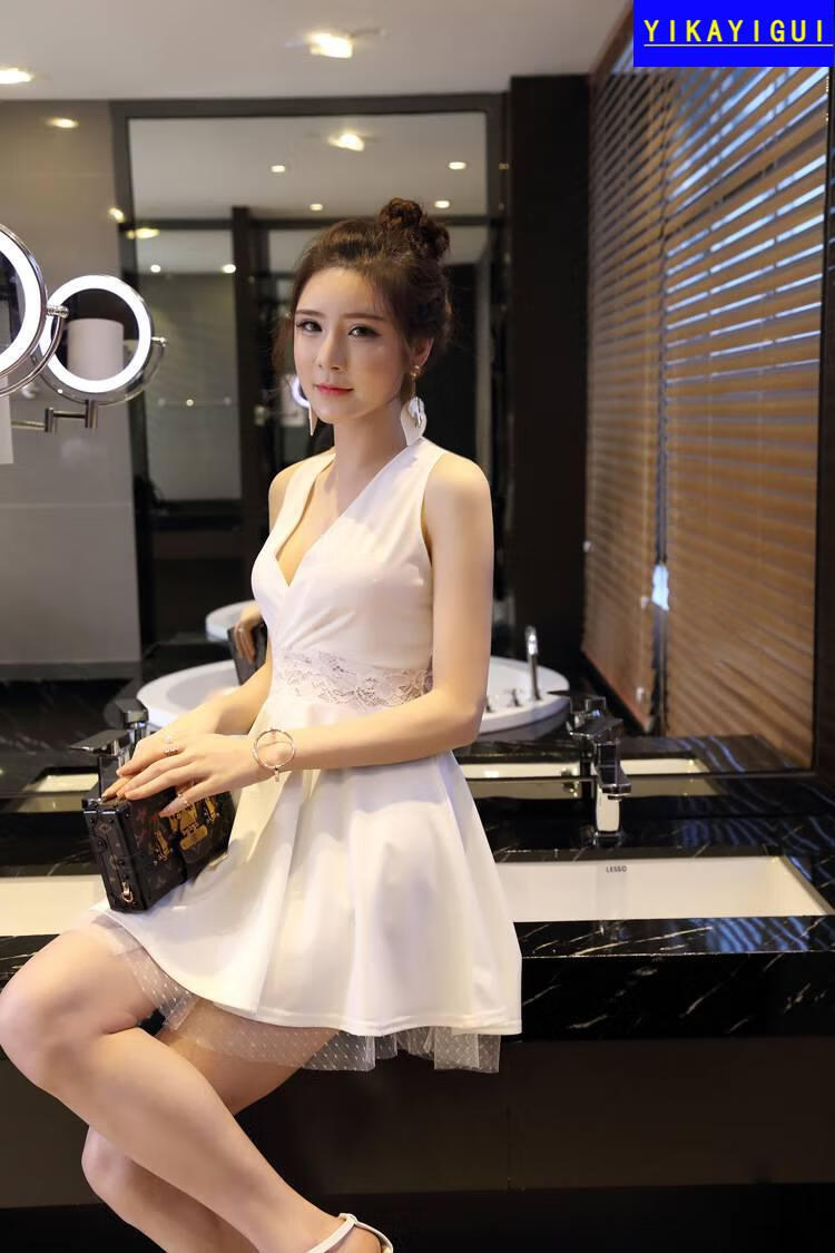 性感连衣裙女装2021年夏季装新品韩版气质深v领低胸蕾丝露背露腰蕾丝