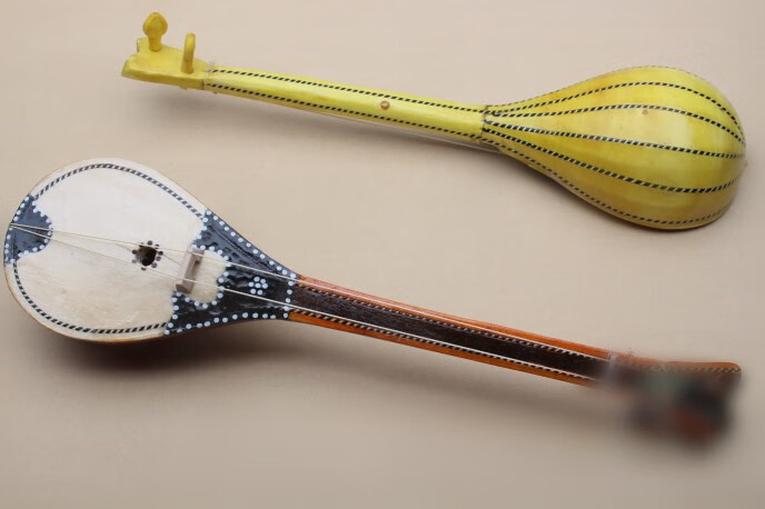 冬不拉 产地新疆,属哈萨克族弹拨类乐器.长度100厘米,弦数2根.