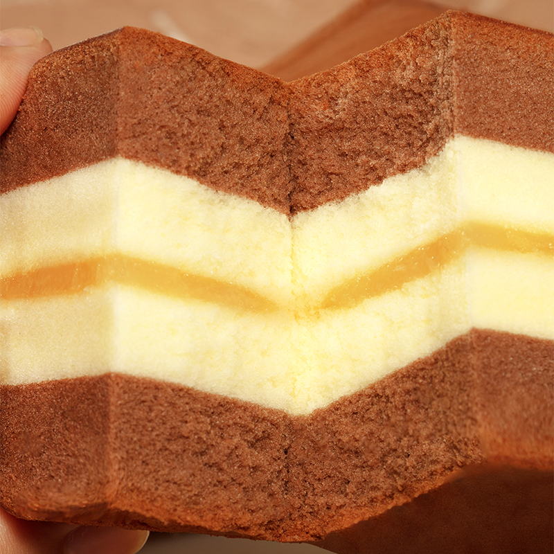 来伊份巧克力味三角夹心蛋糕36g网红零食小吃休闲办公室早餐浓浓